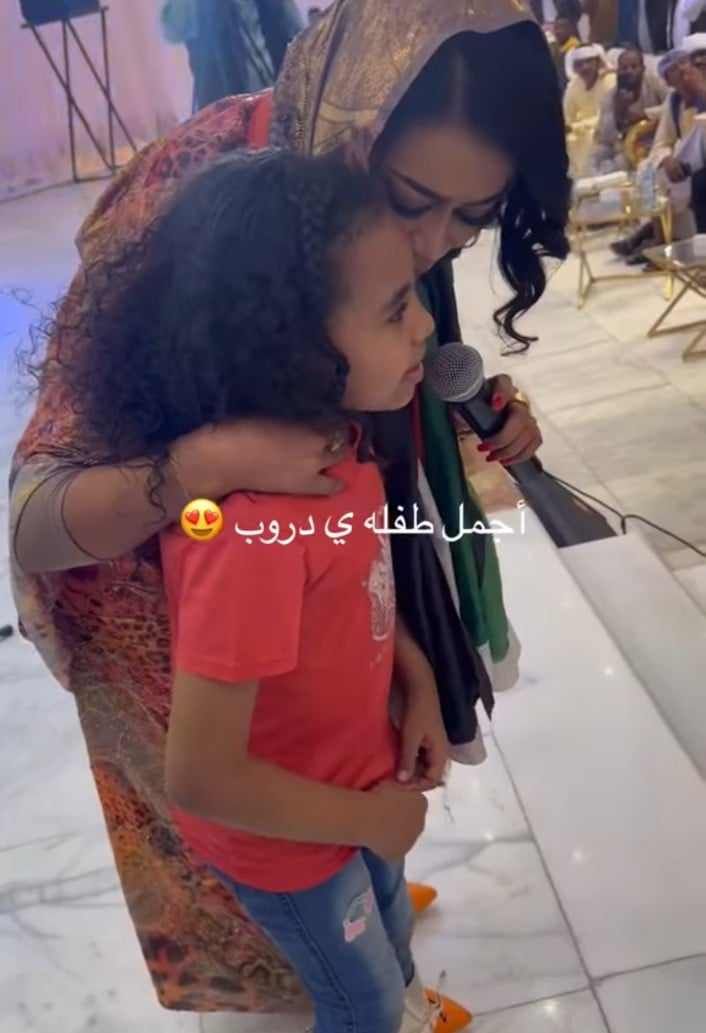 شاهد بالصورة والفيديو.. طفلة سودانية تنال إعجاب الفنانة إيمان الشريف بعد أن رددت معها أغنيتها الحزينة (يا دروب لي وين تودي) خلال حفل بإحدى دول الخليج