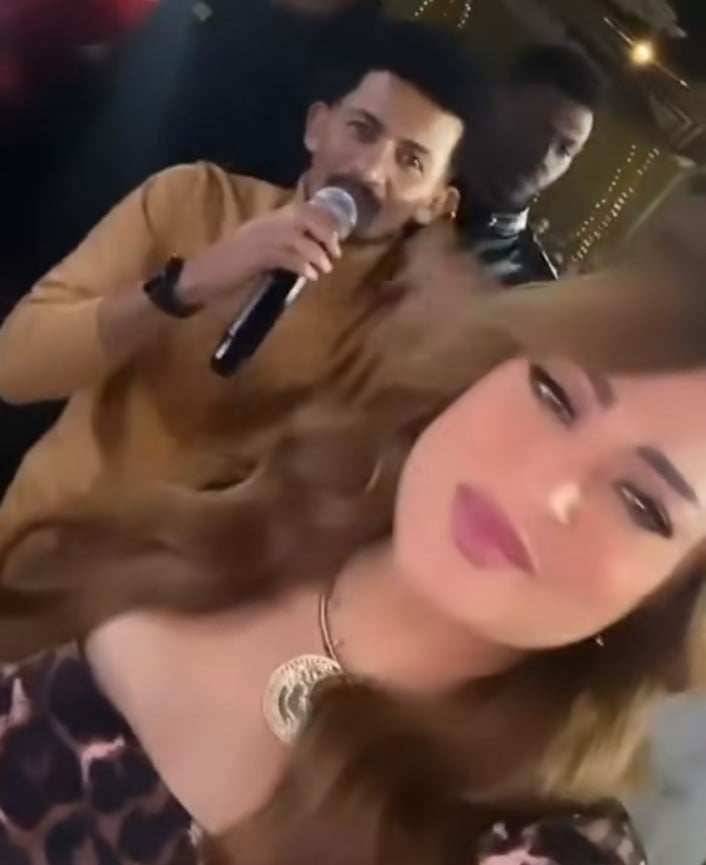 شاهد بالصور والفيديو.. حسناء سودانية فائقة الجمال تعبر عن إعجابها بالفنان الشاب علي الشيخ وتوثق لحضورها جميع حفلاته الغنائية بلقطات وهي تقف بجانبه