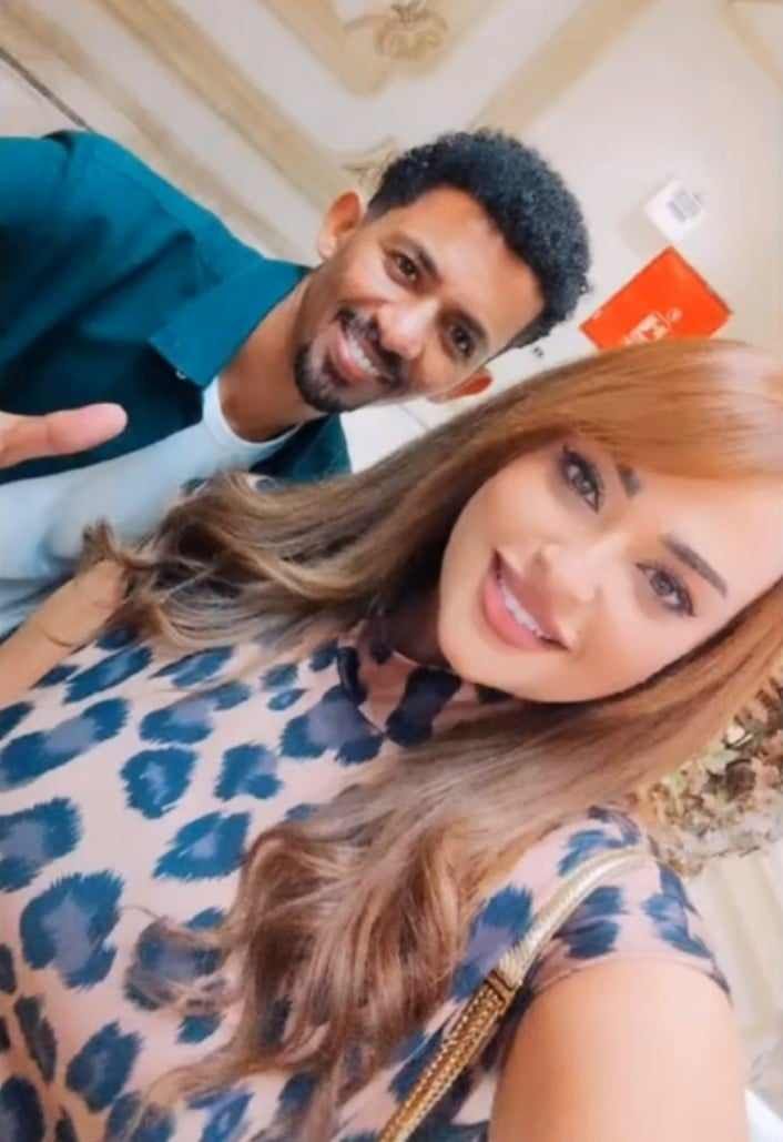 شاهد بالصور والفيديو.. حسناء سودانية فائقة الجمال تعبر عن إعجابها بالفنان الشاب علي الشيخ وتوثق لحضورها جميع حفلاته الغنائية بلقطات وهي تقف بجانبه