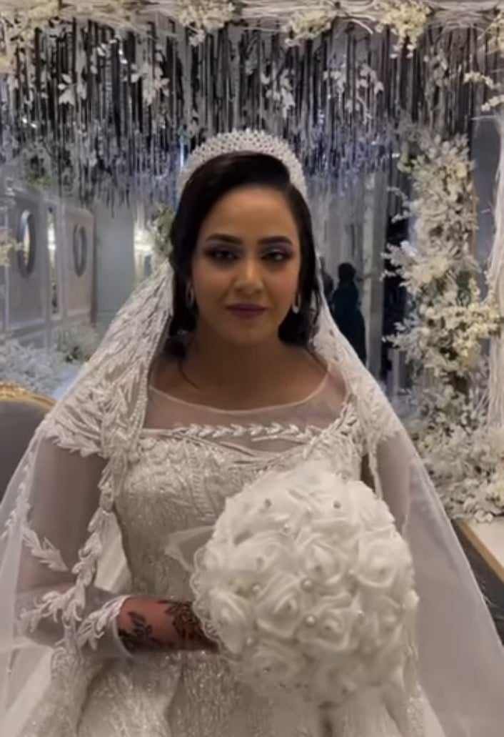 شاهد بالصورة والفيديو.. عروس سودانية سودانية تكشف في ليلة زفافها عن أكثر سبب جعلها تحب عريسها الذي كان يقف بعيد عنها وساخرون: (رد الواحدة لما تعرس جلابي و ما تقدر تقول عشان قروشه)