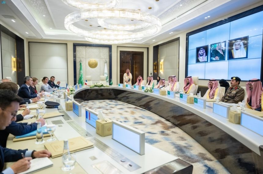 وزير الداخلية يبحث تعزيز التعاون الأمني مع نظيره الفرنسي