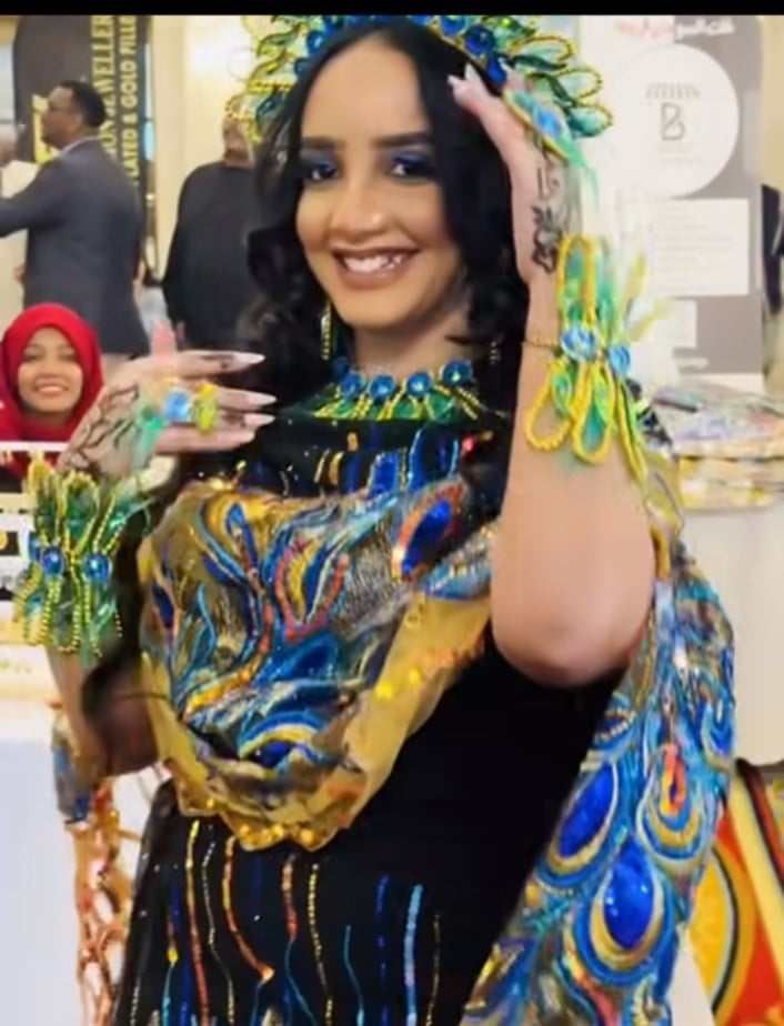 شاهد بالصورة والفيديو.. حسناء سودانية تستعرض جمالها بوصلة رقص مثيرة خلال عرض أزياء على أنغام (البسمة يا حلاة البسمة)