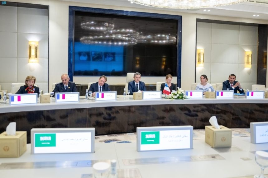 وزير الداخلية يبحث تعزيز التعاون الأمني مع نظيره الفرنسي