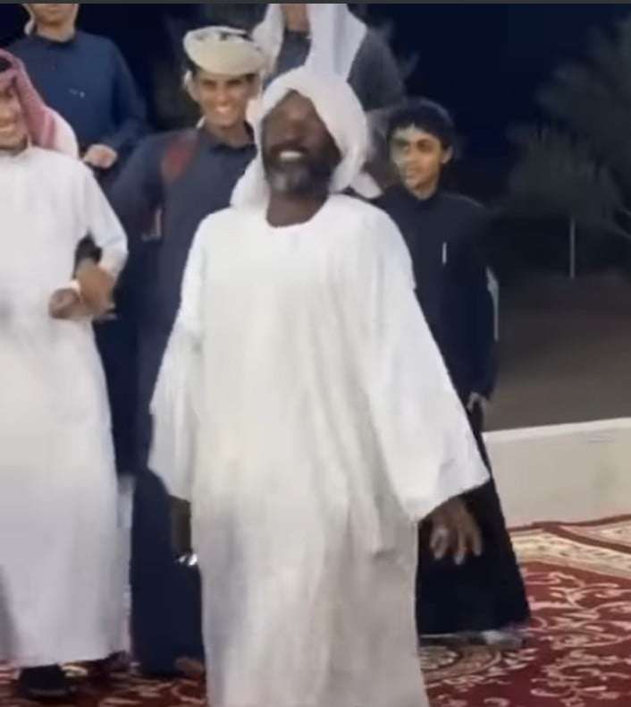 شاهد بالصورة والفيديو.. رجل سوداني يشعل حفل زواج سعودي بفواصل من الرقص “الهستيري” بطريقة تجبر الحاضرين على اقتحام الساحة ومشاركته الرقص ومتابعون: (عمك يا مكنة)