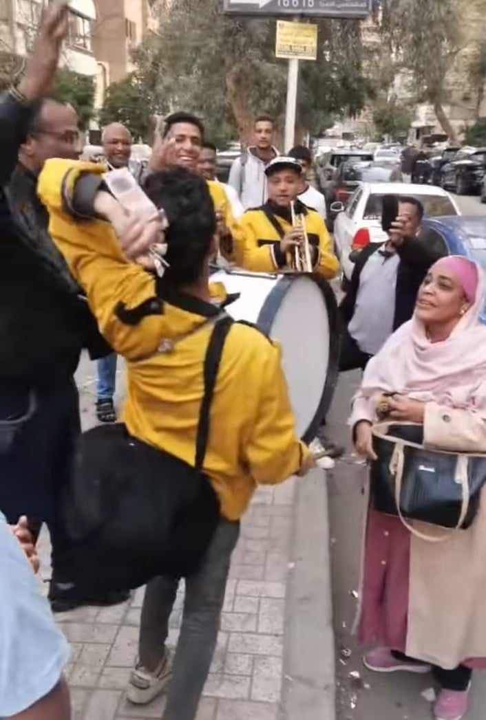 شاهد بالصورة والفيديو.. نساء سودانيات يقمن “زفة” في الشارع العام بالقاهرة وسط تفاعل الفرقة الموسيقية المصرية وساخرون: (علموكم رفع البلاغات بالطريقة المصرية)