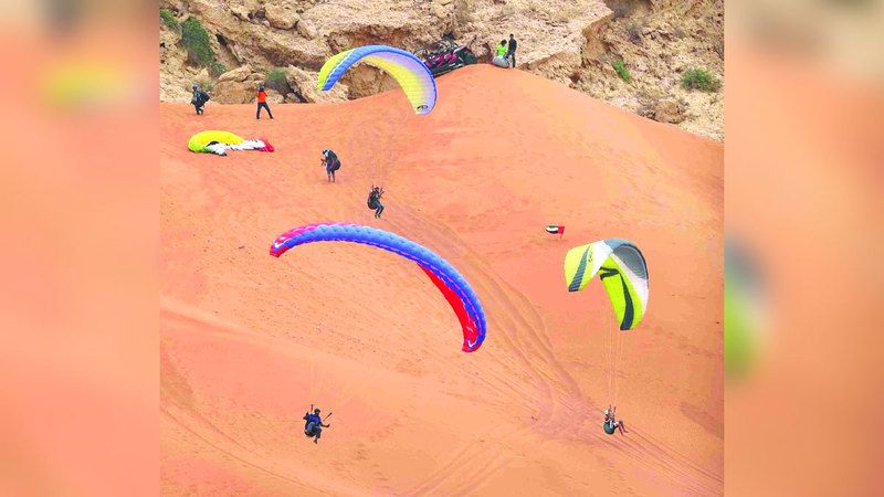الامارات | 40 متسابقاً يتنافسون في انطلاق «دولية الشارقة للطيران الشراعي» اليوم