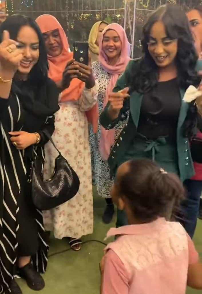 شاهد بالصورة والفيديو.. طفلة سودانية تخطف الأضواء خلال حفل بالقاهرة بوصلة رقص جميلة والمذيعة الشهيرة رشا الرشيد تتفاعل معها وتمنحها “النقطة” وتدخل معها في الرقص