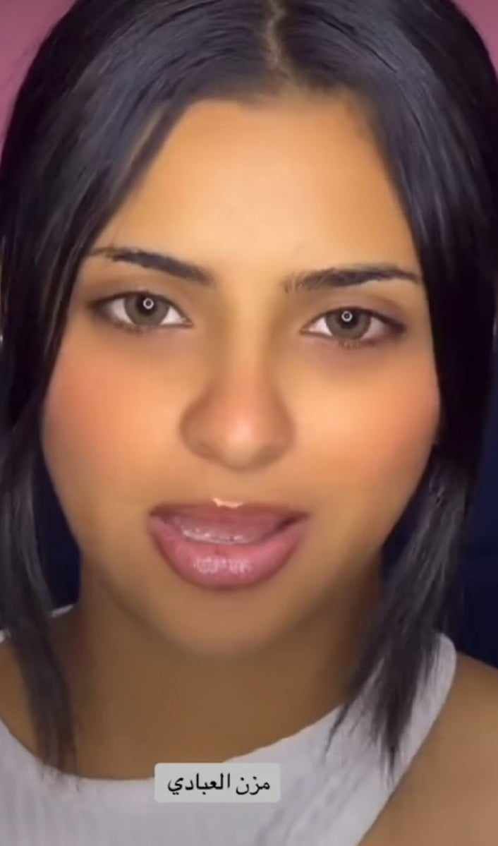 شاهد بالصورة والفيديو.. بأزياء مثيرة.. حسناء سودانية تستعرض جمالها بالرقص والغناء على أنغام (القمر بوبا) ومتابعون: (إستحالة تكون سودانية)