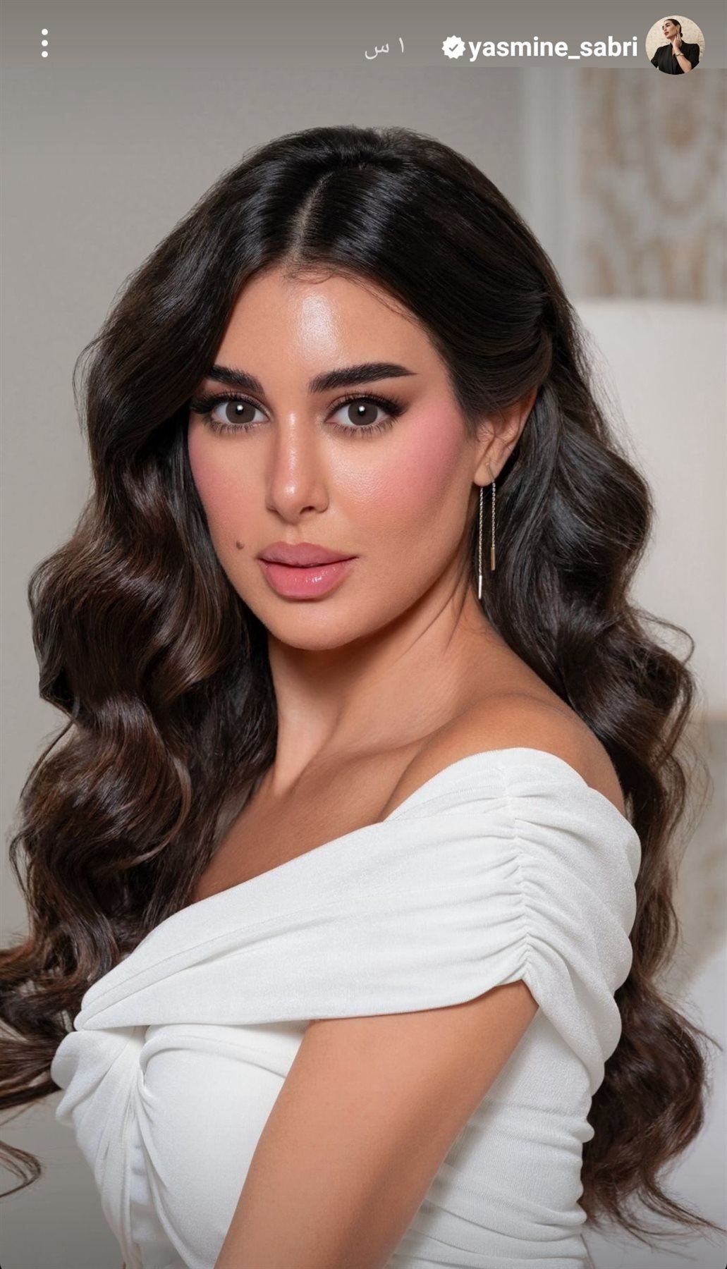 فستان كب | شاهد ياسمين صبري تسحر العيون بإطلالة جريئة بالأبيض