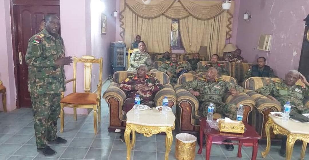 بالصور.. القائد العام “البرهان” يصل أمدرمان برفقته مدير المخابرات لتحية الأبطال وتفقد العمليات