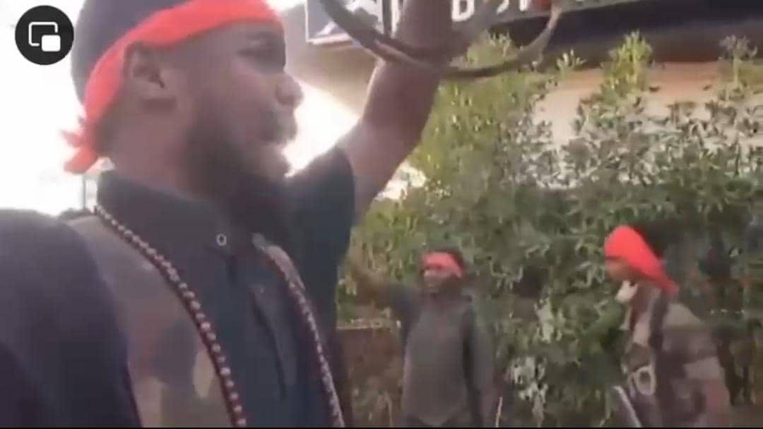شاهد بالصور.. محامية سودانية تهدي مقاتل بالجيش السوداني ظهر وهو يذرف دموع الفرح بعد انتصارات القوات المسلحة الأخيرة سيارتها الشخصية (أكسنت) وتبحث عنه