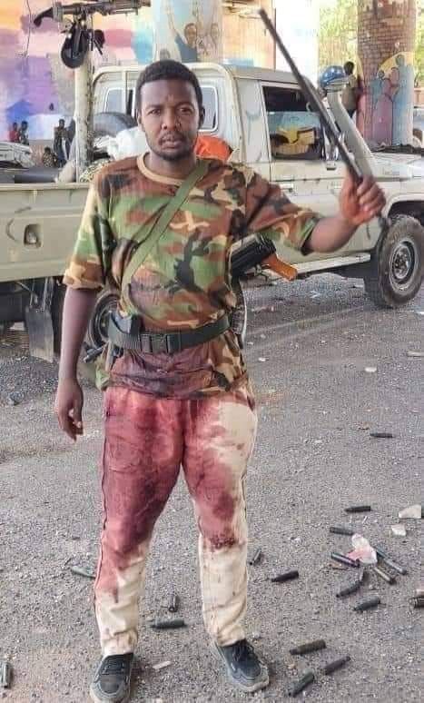 شاهد بالصور.. محامية سودانية تهدي مقاتل بالجيش السوداني ظهر وهو يذرف دموع الفرح بعد انتصارات القوات المسلحة الأخيرة سيارتها الشخصية (أكسنت) وتبحث عنه