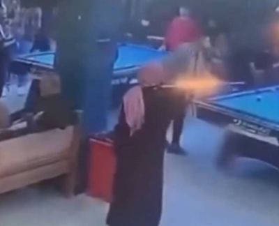 تراند اليوم : شاهد: لحظة اقتحام امرأة عراقية مسلحة مقهى في بابل بحثا عن زوجها لقتله
