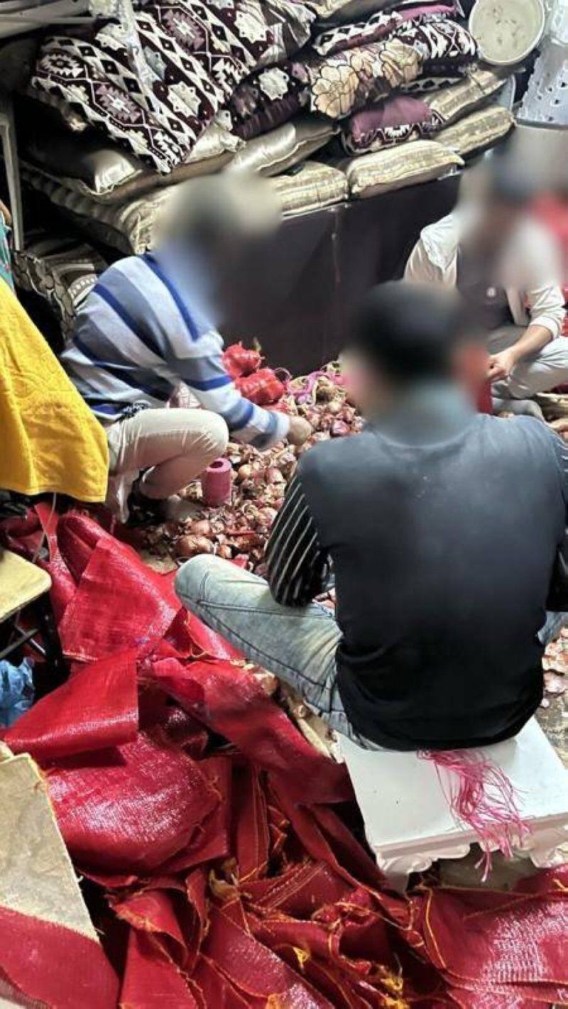 صور.. وزارة التجارة تضبط مافيا البصل في تبوك وتعيد 3 أطنان مخبأة إلى الأسواق!