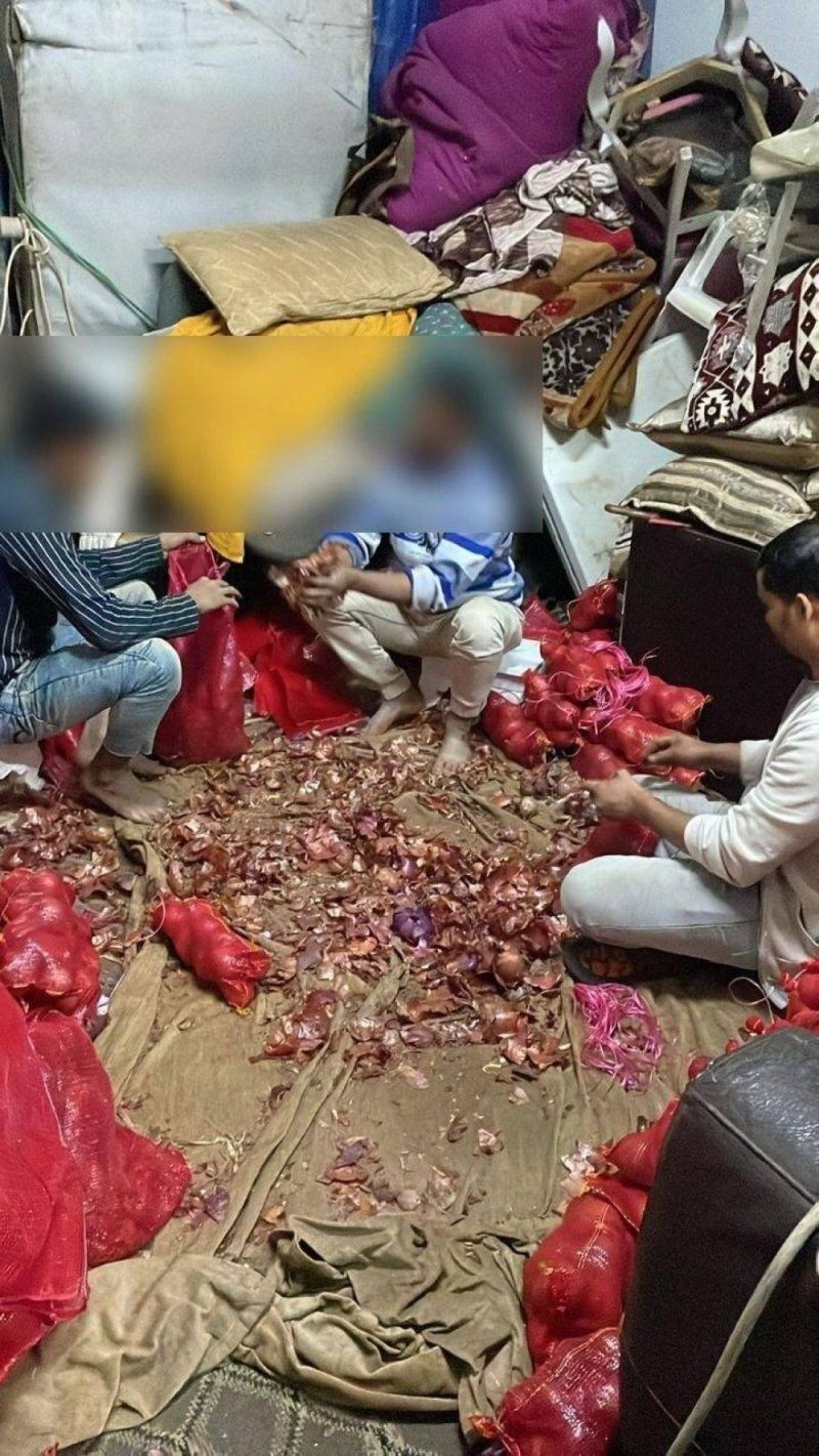 صور.. وزارة التجارة تضبط مافيا البصل في تبوك وتعيد 3 أطنان مخبأة إلى الأسواق!