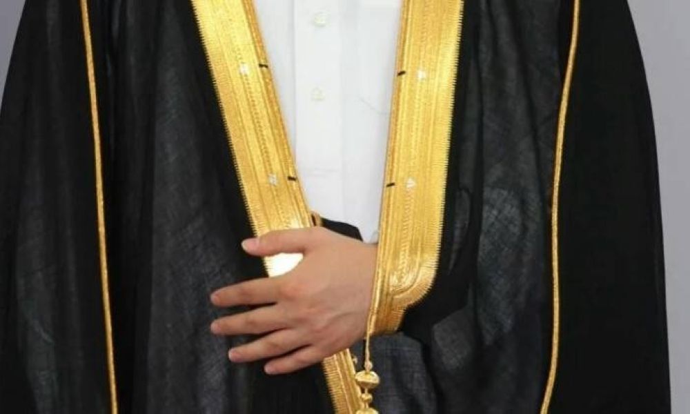 السعودية | منهم أمراء الخليج 365 والوزراء والمحامون وأعضاء الشورى.. الفئات الملزمة بارتداء «البشت» في المقرات الرسمية