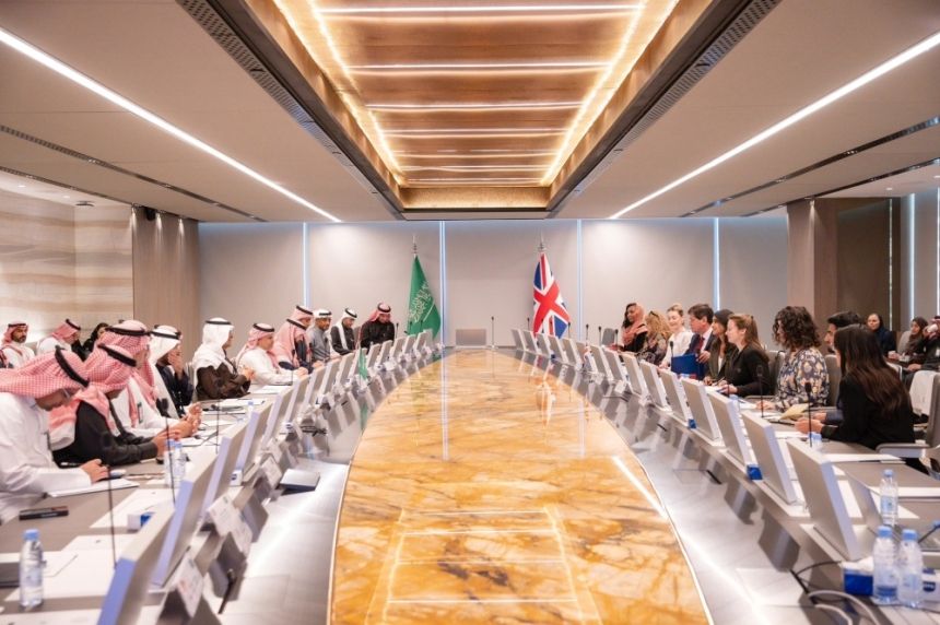 وزير الطاقة ونظيرته البريطانية يبحثان آفاق التعاون بين البلدين