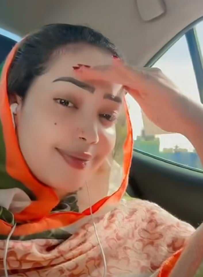 شاهد بالصورة والفيديو.. حسناء سودانية فائقة الجمال تبهر جمهور مواقع التواصل وهي تتمايل على أنغام أغنية الفنانة هدى عربي (ما بعجبني زول)