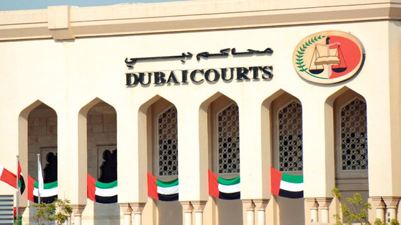 الامارات | سائق يتسبب في إصابة 4 أشخاص نتيجة الانحراف المفاجئ