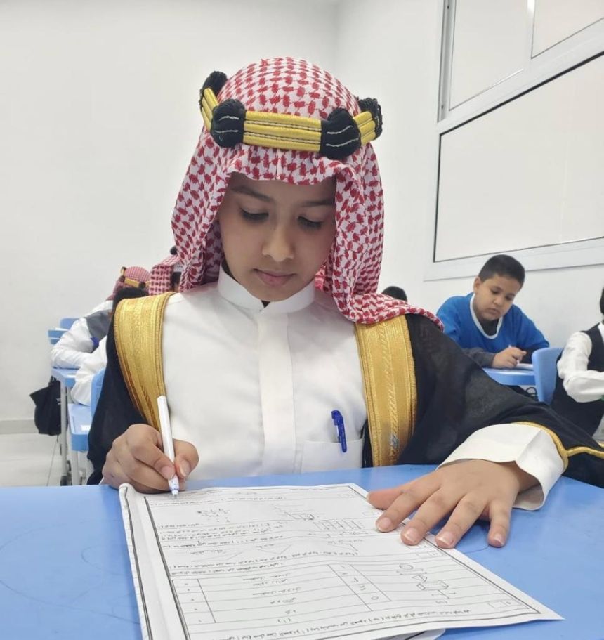 تزامناً مع احتفالات يوم التأسيس.. "الزي السعودي" علامة فارقة بقاعات الاختبار