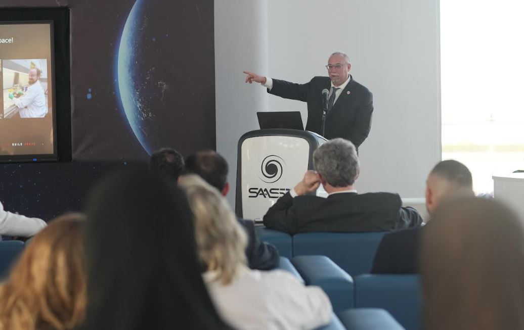 الامارات | "الشارقة لعلوم الفضاء" تفتتح المعرض الفني لمهمة "أبولو"
