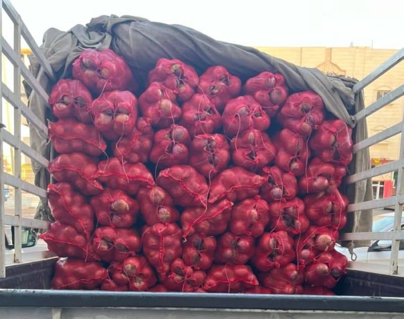 صور.. وزارة التجارة تضبط مافيا البصل في تبوك وتعيد 3 أطنان مخبأة إلى الأسواق!
