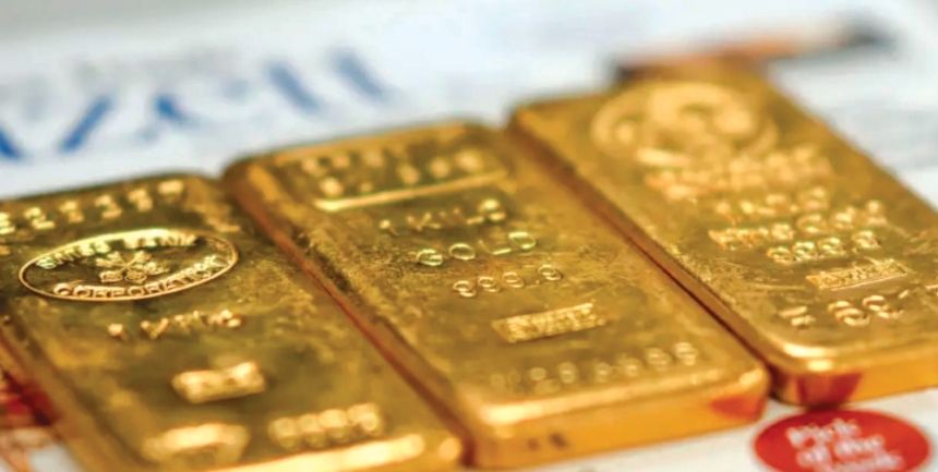 الذهب يرتفع مع تراجع النفط.. و3 تحديات تهدد هيمنة الدولار