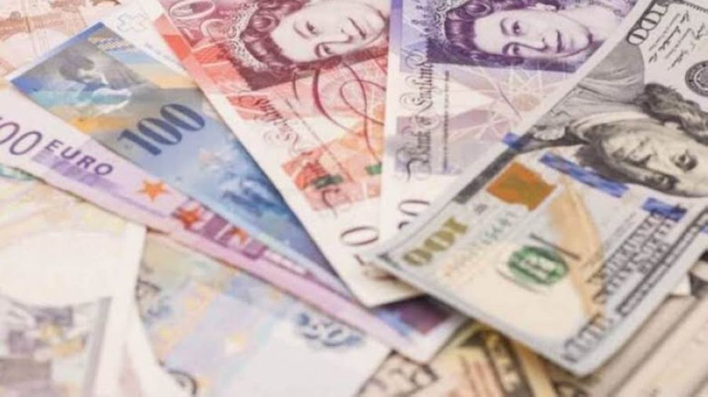 الإسترليني يرتفع أمام الدولار وينخفض مقابل اليورو