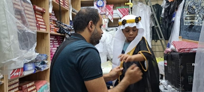 استعدادًا ليوم التأسيس.. إقبال على بشوت "البرقا" و"المزوية" و"الدقلات"