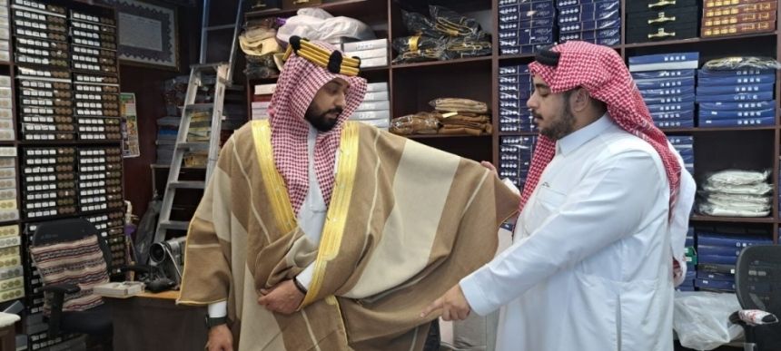 استعدادًا ليوم التأسيس.. إقبال على بشوت "البرقا" و"المزوية" و"الدقلات"