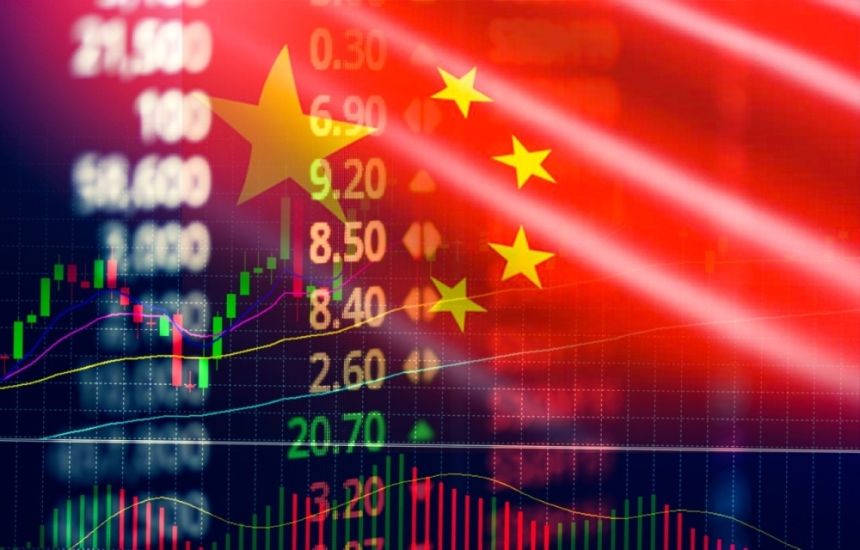 الذهب يرتفع مع تراجع النفط.. و3 تحديات تهدد هيمنة الدولار