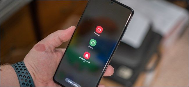 الامارات | آبل تحذر من غمر الهواتف المبلولة في الأرز
