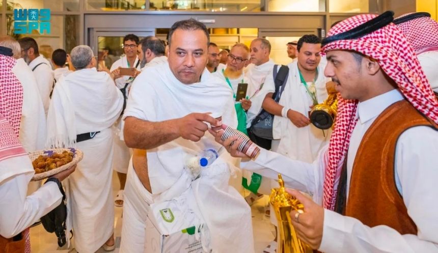 ضيوف "خادم الحرمين" يؤدون مناسك العمرة
