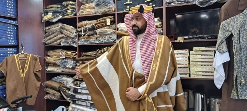 استعدادًا ليوم التأسيس.. إقبال على بشوت "البرقا" و"المزوية" و"الدقلات"