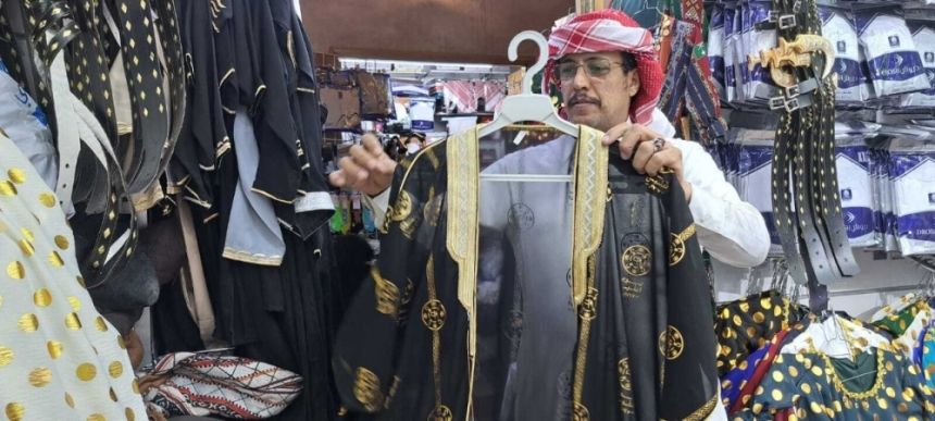 استعدادًا ليوم التأسيس.. إقبال على بشوت "البرقا" و"المزوية" و"الدقلات"
