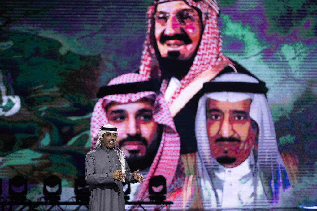 الشعراء يتنافسون في نصف نهائي برنامج “المعلقة”