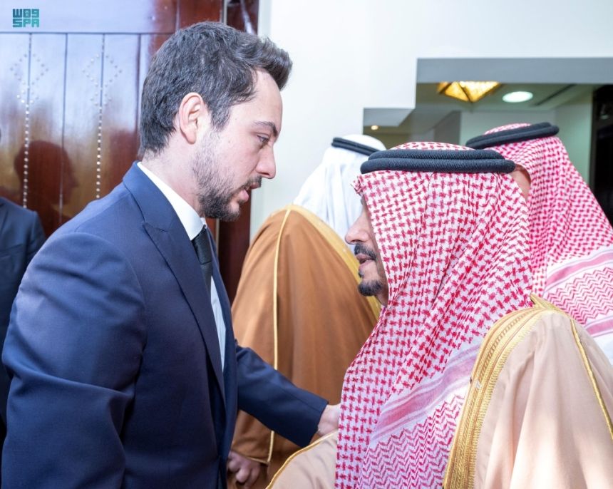 أمير الرياض يؤدي صلاة الميت على الأمير ممدوح بن سعود وخالد السيف