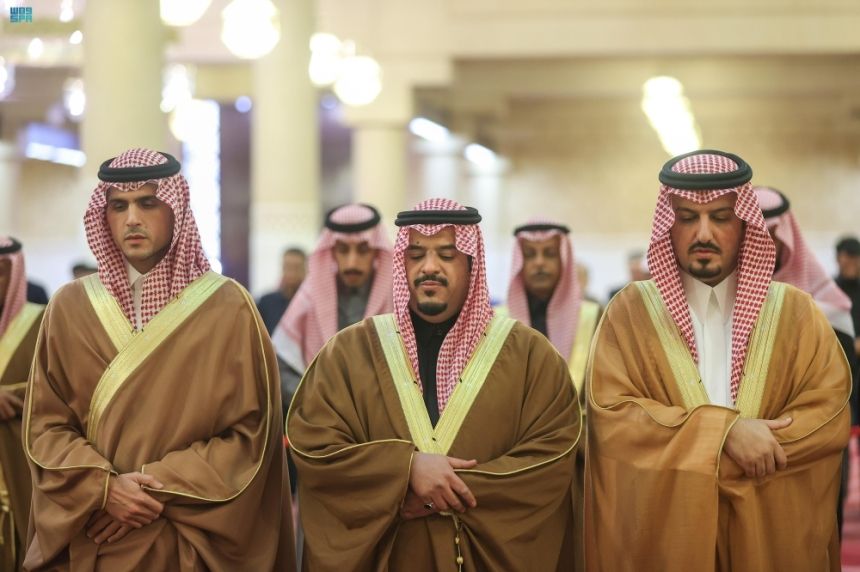 أمير الرياض يؤدي صلاة الميت على الأمير ممدوح بن سعود وخالد السيف