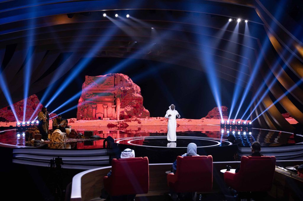 الشعراء يتنافسون في نصف نهائي برنامج “المعلقة”