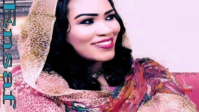 شاهد بالفيديو.. الفنانة إنصاف مدني تتغزل في الناشط الشهير “صرفة” (يا ود يا حتة يا باسطة يا سكر) وتقدم له دعوات صالحات