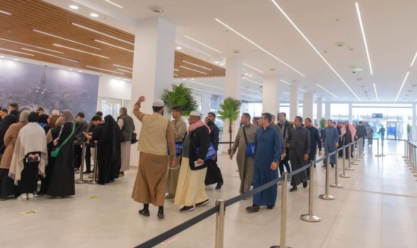 منفذ جديدة عرعر البري يوزع هدايا على المعتمرين بمناسبة يوم التأسيس