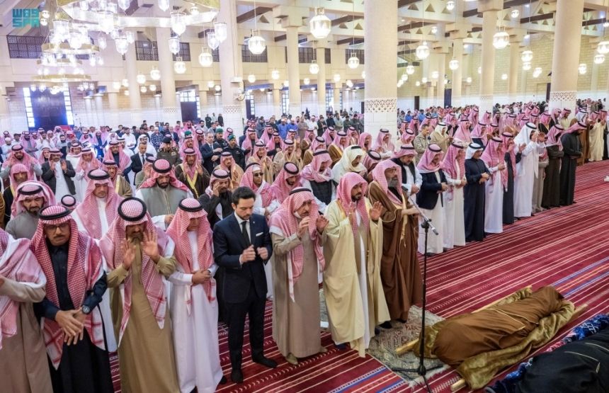 أمير الرياض يؤدي صلاة الميت على الأمير ممدوح بن سعود وخالد السيف