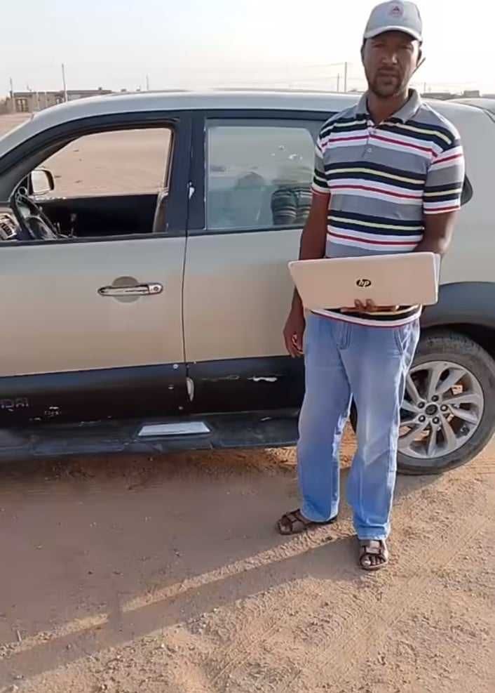 شاهد بالصورة والفيديو.. من إحدى المدن السودانية ورغم الظروف الصعبة.. مهندس سوداني شاب يدشن اختراعه الذي يسمح بقيادة السيارة بدون “سائق” والإشادات تنهال عليه