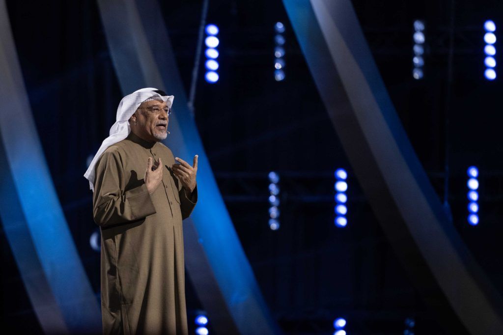 الشعراء يتنافسون في نصف نهائي برنامج “المعلقة”