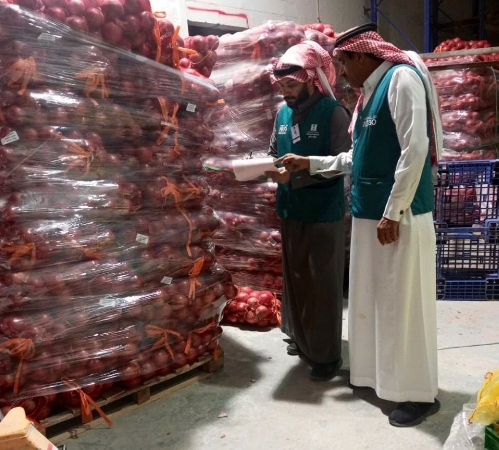 "التجارة" تضبط 8 أطنان بصل مخزنة في مستودع بالرياض