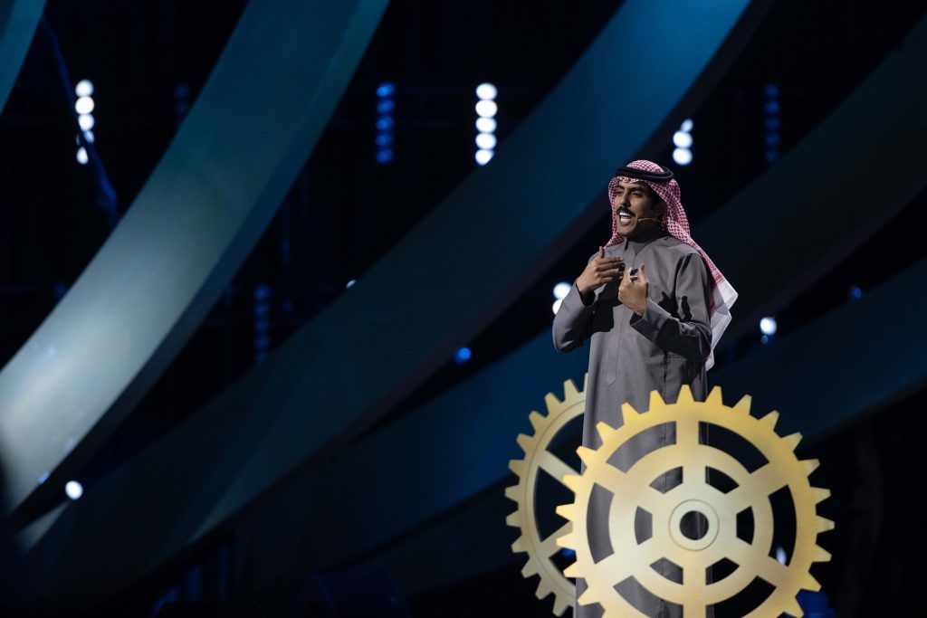 الشعراء يتنافسون في نصف نهائي برنامج “المعلقة”