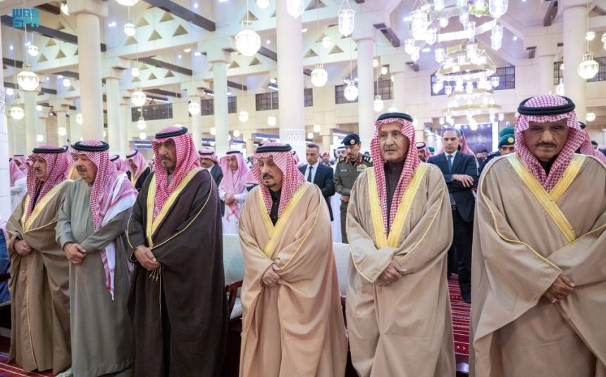 أمير الرياض يؤدي صلاة الميت على الأمير ممدوح بن سعود وخالد السيف
