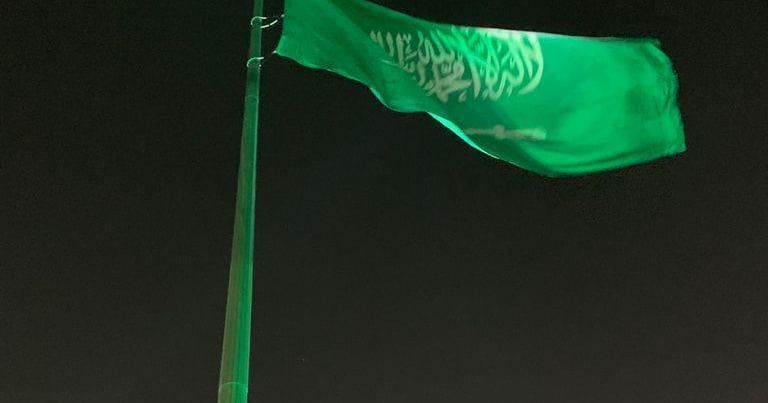 تفاعلًا مع فعاليات يوم التأسيس.. "البحوث والإفتاء" ترفع ثاني أعلى سارية علَم في الرياض
