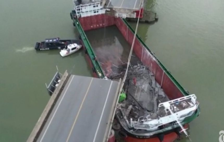 صور.. وفاة 5 أشخاص في اصطدام سفينة بجسر جنوب الصين
