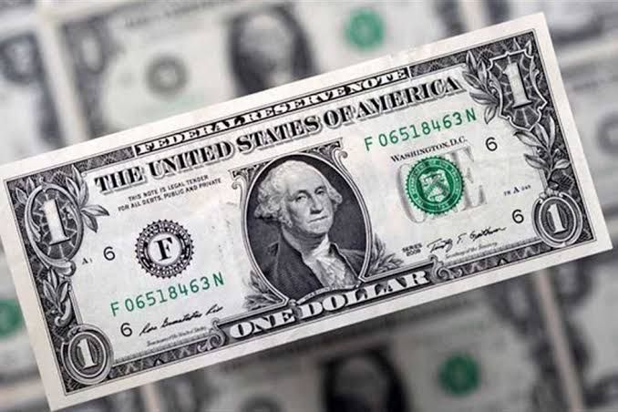انخفاض حاد في أسعار الدولار بالسوق السوداء بعد موافقة الحكومة على الصفقة الاستثمارية الكبرى